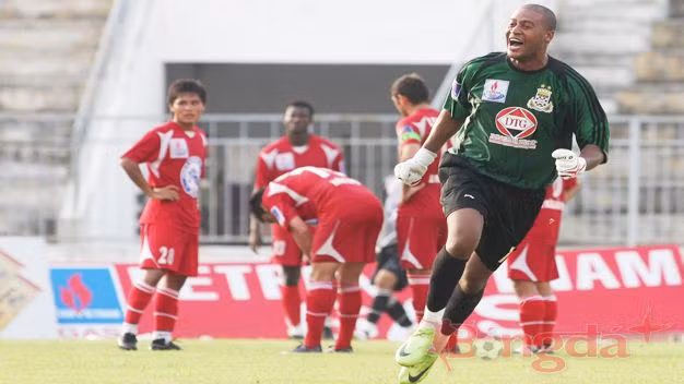 Phan Văn Santos nhiều lần được ăn mừng bàn thắng trong sự nghiệp nhờ khả năng đá phạt hoàn hảo
