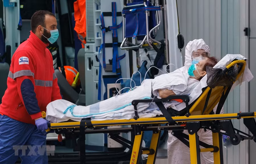 Nhân viên y tế chăm sóc bệnh nhân nhiễm COVID-19 tại Burgos, Tây Ban Nha, ngày 2/4/2020. (Nguồn: AFP/TTXVN)