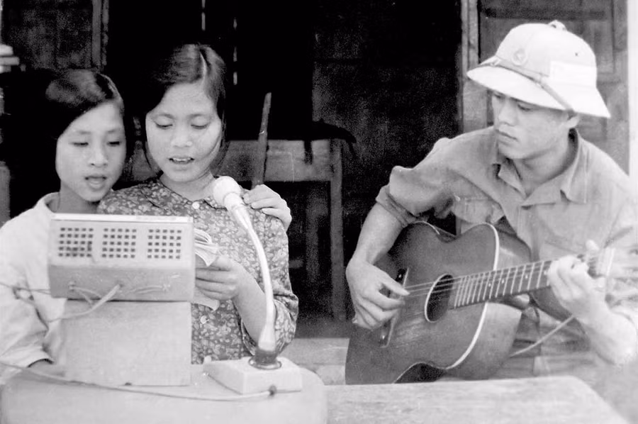 Ông Hà Quân đánh đàn cho các em thiếu nhi hát bài “Như có Bác trong ngày đại thắng” vào thời điểm 1 tuần sau ngày giải phóng (ảnh nhân vật cung cấp). . Ông Hà Quân đánh đàn cho các em thiếu nhi hát bài “Như có Bác trong ngày đại thắng” vào thời điểm 1 tuần sau ngày giải phóng (ảnh nhân vật cung cấp). .