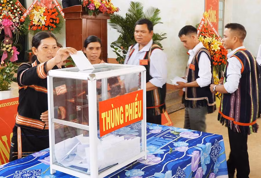 Bỏ phiếu bầu Ban Chấp hành Đảng bộ xã Hà Bầu nhiệm kỳ 2020-2025. Ảnh: T.N Bỏ phiếu bầu Ban Chấp hành Đảng bộ xã Hà Bầu nhiệm kỳ 2020-2025. Ảnh: T.N