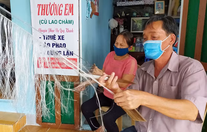 Vắng khách, người dân Cù Lao Chàm quay lại nghề cũ: vá lưới, đi biển… - ẢNH: C.N Vắng khách, người dân Cù Lao Chàm quay lại nghề cũ: vá lưới, đi biển… - ẢNH: C.N