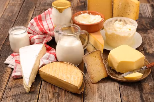Các sản phẩm từ sữa: Sữa, phô mai và sữa chua là những nguồn canxi và vitamin tuyệt vời. Tuy nhiên, ăn quá nhiều các món này có thể làm chậm tiêu hóa. Lactose có trong các sản phẩm từ sữa còn có thể gây đầy hơi.