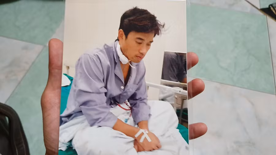  Trưởng văn phòng luật sư Chính Pháp nhận định, qua theo dõi một số vụ án cố ý gây thương tích mà Đường Nhuệ tham gia, có thể thấy hành vi của nhóm đối tượng rất tàn bạo, gây nguy hại đặc biệt đến sức khoẻ của nạn nhân. Trong ảnh là anh Mai Thế Duy (con trai bà Lý), nạn nhân bị Đường Nhuệ đánh đến vỡ xương mặt ở trụ sở Công an phường Trần Lãm.