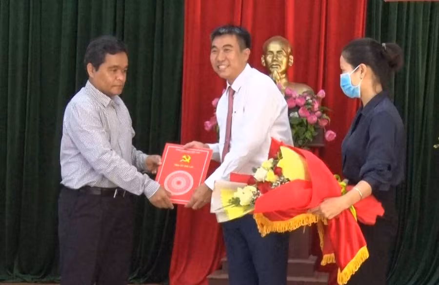 Phó Bí thư Thường trực Tỉnh ủy Gia Lai Hồ Văn Niên trao quyết định cho ông Vũ Mạnh Định. Ảnh: Lê Văn Châu