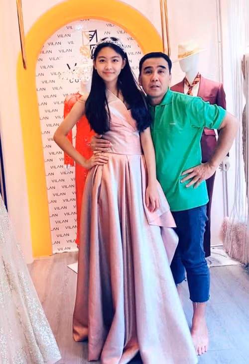 ... và "bây giờ" anh bên con gái Thảo Linh (tên ở nhà là Lọ Lem). "Con cứ cao lên càng nhiều càng tốt, ba nguyện mãi là người bé nhỏ bên đời con. Chúc mừng sinh nhật công chúa Lọ Lem tròn 14 tuổi", MC Quyền Linh nhắn nhủ con gái nhân ngày sinh nhật tuổi 14. ... và