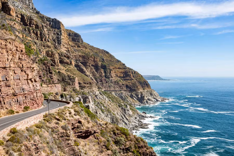 Đường cong ôm sát bờ biển này ở Cape Town là một trong những đường cao tốc ven biển đẹp nhất thế giới, mang đến một hình ảnh khó quên trên Đại Tây Dương. Trên con đường này có một khu vực tuyệt đẹp với cửa hàng mua sắm và các quán ăn nổi tiếng, du khách đã đến đây đều muốn được quay lại lần nữa.