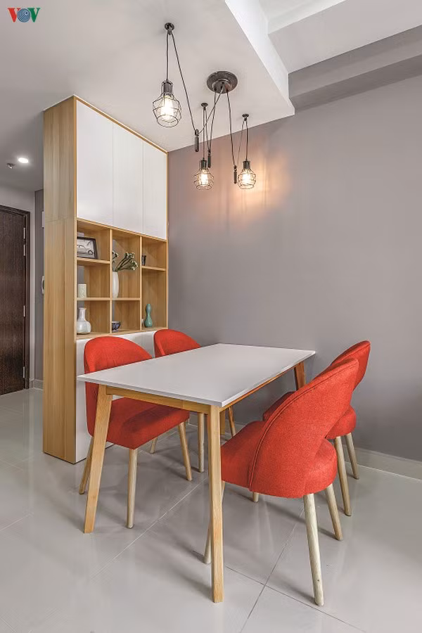 Tỷ lệ đồ đạc nội thất hài hòa với không gian, màu sắc bắt mắt dễ thương. Các mảng khối và đường nét đơn giản phù hợp với người trẻ.