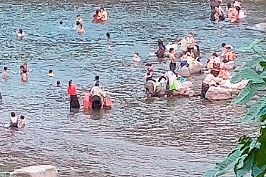 Sông biên giới Sê Pôn nước cạn, mỗi ngày tầm 17h có nhiều người dân Việt Nam và Lào ra sông tắm ở một số điểm, nên dễ xảy ra tình trạng đánh tráo để xuất nhập cảnh trái phép. Ảnh: Hưng Thơ. Sông biên giới Sê Pôn nước cạn, mỗi ngày tầm 17h có nhiều người dân Việt Nam và Lào ra sông tắm ở một số điểm, nên dễ xảy ra tình trạng đánh tráo để xuất nhập cảnh trái phép. Ảnh: Hưng Thơ.