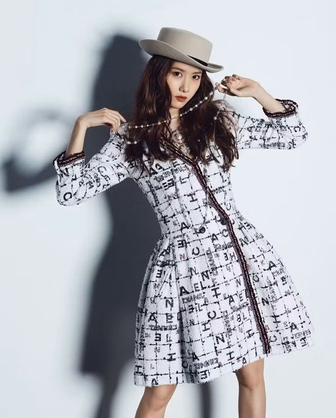 Yoona đã không ngại làm mới bản thân thử nghiệm với phong cách quyến rũ, cá tính. Ảnh: L’OFFICIEL