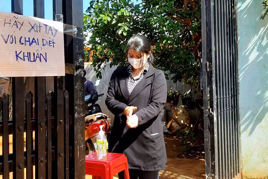 Tiệm tạp hóa của chị Rmah Nhi-làng Yam, thị trấn Ia Kha trang bị chai rửa tay sát khuẩn cho ngươi dân sử dụng khi đến mua hàng hóa. Ảnh: Minh Triều