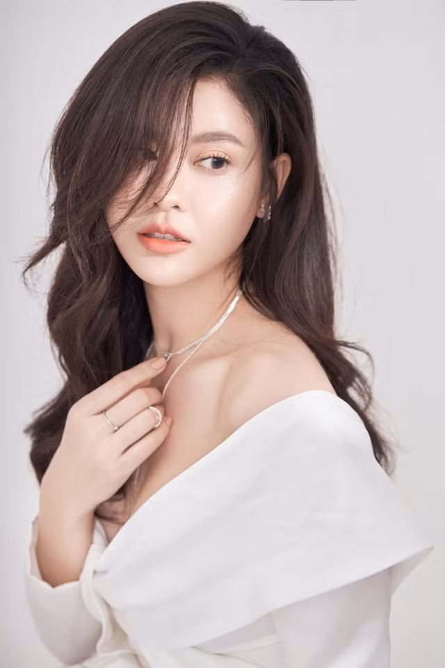 Mới đây, Trương Quỳnh Anh gây chú ý khi chia sẻ loạt ảnh khoe nhan sắc xinh đẹp ở tuổi 31. Mới đây, Trương Quỳnh Anh gây chú ý khi chia sẻ loạt ảnh khoe nhan sắc xinh đẹp ở tuổi 31.