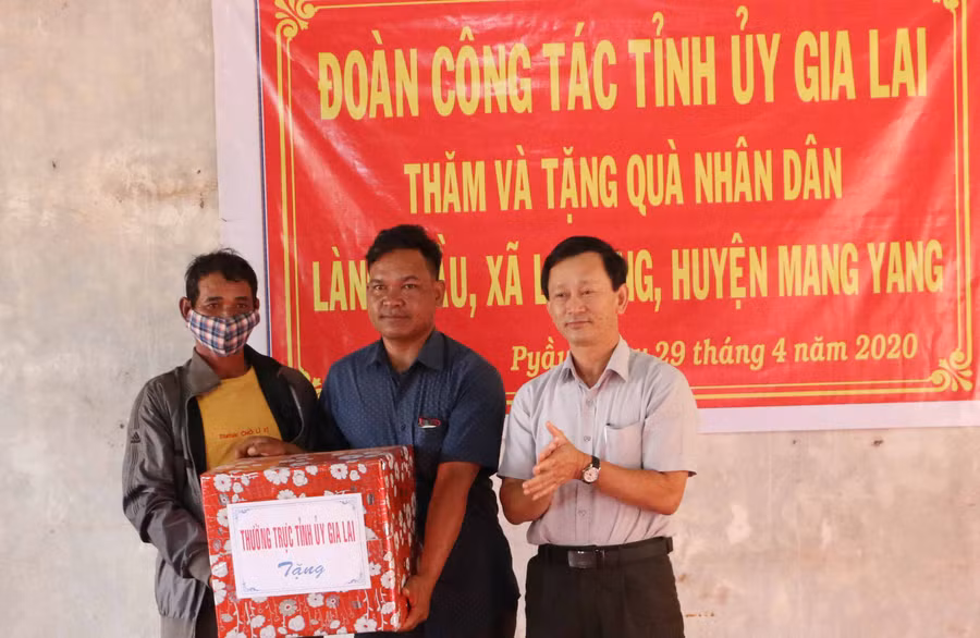 Bí thư Tỉnh ủy Dương Văn Trang tặng quà cho hệ thống chính trị làng Pờ Yầu. Ảnh: Quang Tấn