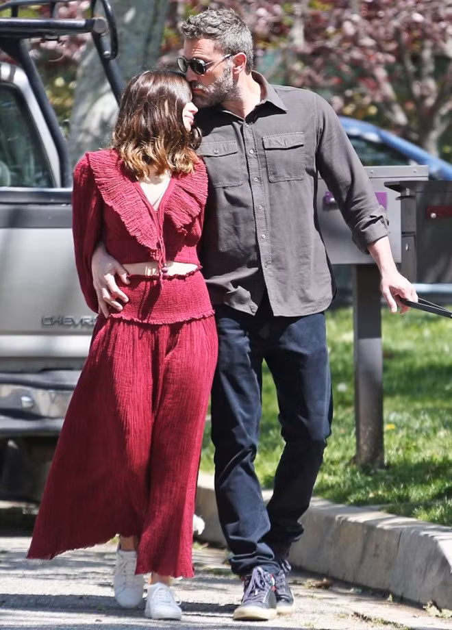 Trong khi sự nghiệp diễn xuất tại Hollywood đang cất cánh, đời tư của Ana De Armas cũng hạnh phúc không kém. Sau đổ vỡ hôn nhân với tài tử Tây Ban Nha Marc Clotet và trải qua nhiều mối tình dang dở, “Bond girl” 8X đang hẹn hò với nam diễn viên quyền lực Ben Affleck. Ảnh: Shutterstock