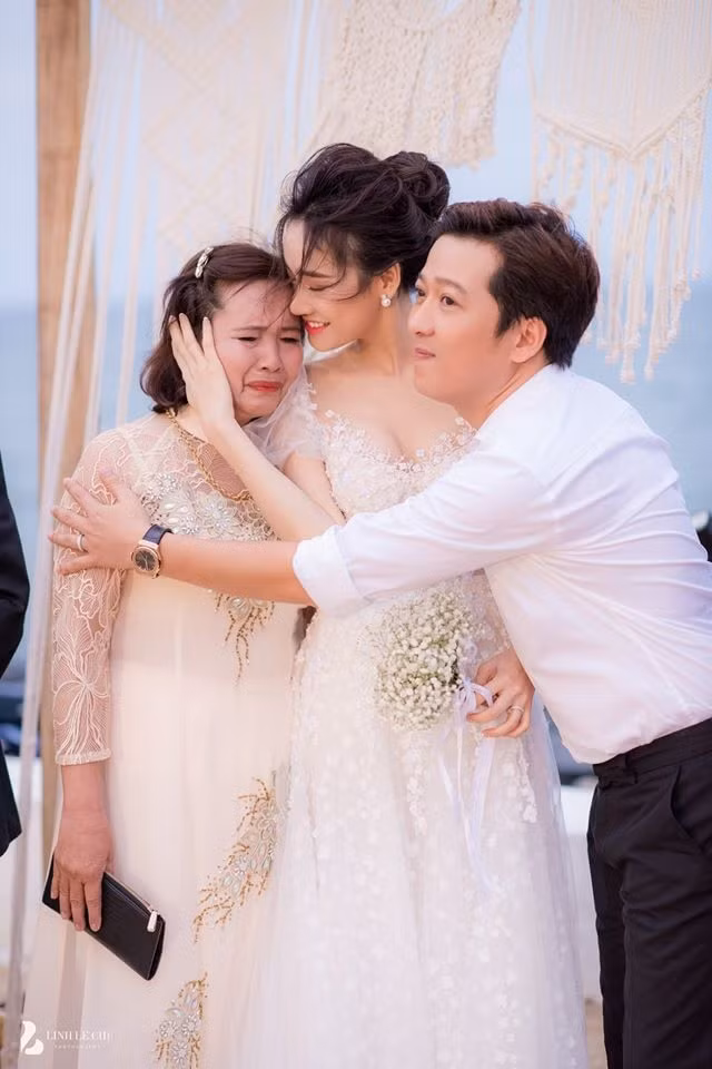 Mẹ của nữ diễn viên xúc động, bật khóc nép vào người con gái khiến con rể phải xoa vai an ủi.