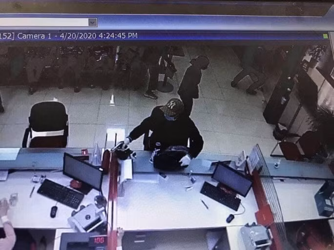 Đối tượng nghi dùng súng xông vào cướp ngân hàng được camera an ninh ghi lại