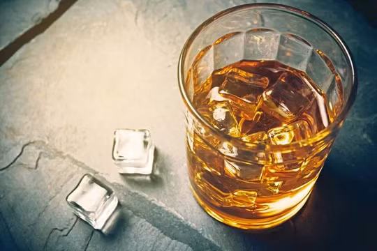 Rượu bia: Uống quá nhiều rượu bia có thể gây nhiều nguy cơ cho sức khỏe. Thậm chí dù uống với lượng vừa phải, rượu bia cũng có thể gây táo bón. Để tránh tình trạng này, hãy uống nước xen kẽ với rượu bia để tránh mất nước.