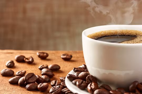 Thức uống chứa caffeine: Cà phê và các thức uống chứa caffeine khác có tính lợi tiểu, do đó nếu uống quá nhiều có thể gây mất nước, dẫn đến táo bón.