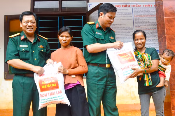 Lãnh đạo Chi nhánh Công ty 75 (Binh đoàn 15) tặng gạo cho các hộ khó khăn trên vùng biên giới. Ảnh: H.Q