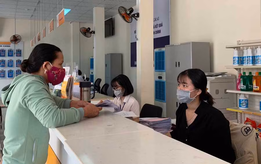 Bưu điện huyện Ia Grai bố trí nhân viên hỗ trợ, tư vấn người dân đến liên hệ nộp hồ sơ. Ảnh: P.L Bưu điện huyện Ia Grai bố trí nhân viên hỗ trợ, tư vấn người dân đến liên hệ nộp hồ sơ. Ảnh: P.L