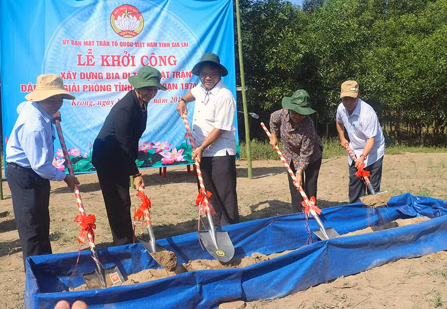  Ủy ban MTTQ Việt Nam tỉnh khởi công xây dựng Bia di tích Mặt trận DTGP tỉnh tại làng Pơdrang (xã Krong, huyện Kbang). Ảnh: M.T