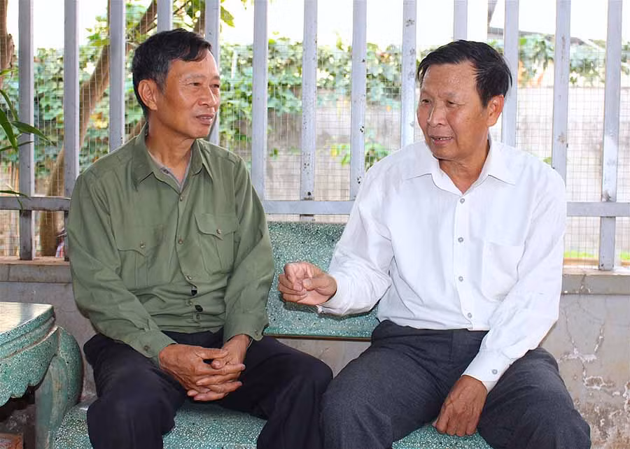 Cựu chiến binh Đào Ngọc Lập (phải) cùng cựu binh Nguyễn Văn Phương nhắc nhớ ký ức của những ngày tháng Tư lịch sử cách đây 45 năm. Ảnh: Mộc Trà 2-Cựu chiến binh Đào Ngọc Lập (phải) cùng cựu binh Nguyễn Văn Phương nhắc nhớ ký ức của những ngày tháng Tư lịch sử cách đây 45 năm