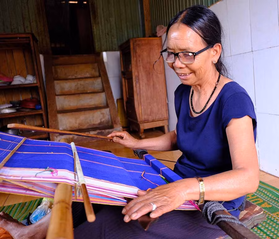 Nghệ nhân Rơ Châm Monh. Ảnh: Hoàng Ngọc
