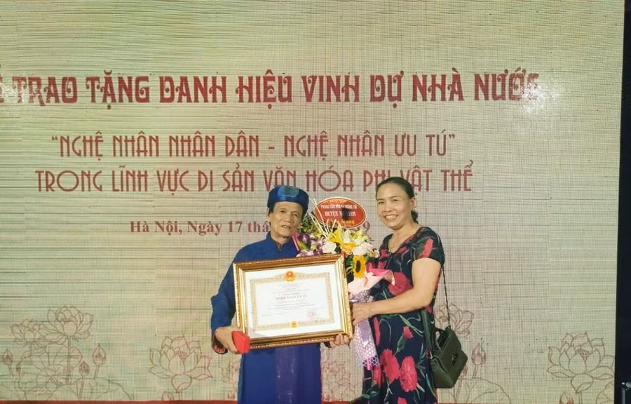  Ông Nguyễn Ngọc Lược trong lễ vinh danh Nghệ nhân ưu tú, nghệ nhân nhân dân năm 2019. (Ảnh: TTXVN phát)