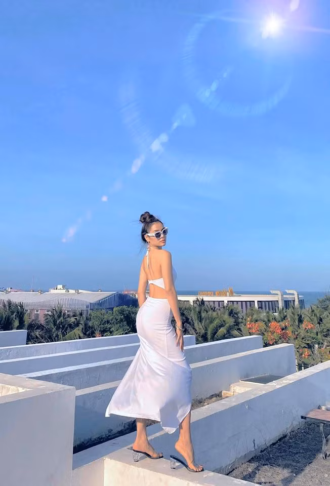 Cách tạo dáng cùng ngoại hình quyến rũ của người đẹp khiến người đối diện khó có thể rời mắt.