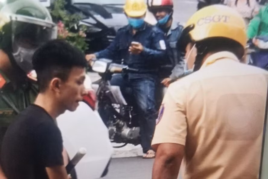 Đối tượng mặc áo phông đen bị khống chế sau khi lao xe vào 2 chiến sĩ cảnh sát giao thông Nha Trang. Ảnh: P.Linh Đối tượng mặc áo phông đen bị khống chế sau khi lao xe vào 2 chiến sĩ cảnh sát giao thông Nha Trang. Ảnh: P.Linh