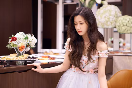 Moon Ga Young gia nhập làng giải trí từ năm 2006. Cô có hơn 14 năm kinh nghiệm diễn xuất với kho tàng vai diễn đồ sộ cả ở mảng điện ảnh lẫn truyền hình. Trong số đó, vai diễn nổi bật là nữ chính trong drama Mimi đóng cùng Changmin (TVXQ), và web drama EXO Next Door. Tài năng diễn xuất của mỹ nhân sinh năm 1996 được giới chuyên môn đánh giá không hề thua kém Kim Yoo Jung hay Kim So Hyun.