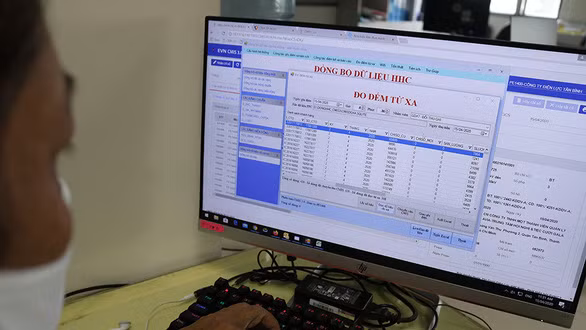 Nhân viên Công ty Điện lực Tân Bình (Q.Tân Bình, TP.HCM) lấy số liệu điện tiêu thụ hằng tháng của khách hàng thông qua phần mềm đo đếm từ xa - Ảnh: NGỌC PHƯỢNG