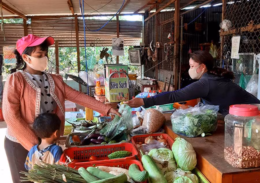  Chị Rmah Nhi (thị trấn Ia Kha) thường xuyên nhắc nhở người dân đến mua hàng phải đeo khẩu trang và rửa tay diệt khuẩn để phòng-chống dịch Covid-19. Ảnh: M.N