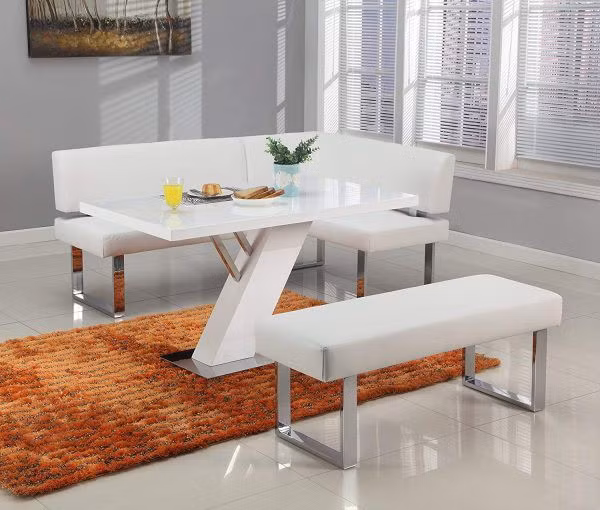 Chiếc bàn hình chữ Z ngay lập tức thu hút ánh nhìn trong khi vỏ bọc giả da đảm bảo trải nghiệm ngồi ăn uống thoải mái.