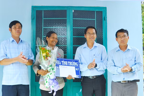 Giám đốc Công ty Thủy điện Ia Ly Đoàn Tiến Cường (thứ 2 bìa phải) tặng nhà tình thương cho gia đình nghèo tại xã Ia Kreng, huyện Chư Pah. Ảnh: Đ.Y