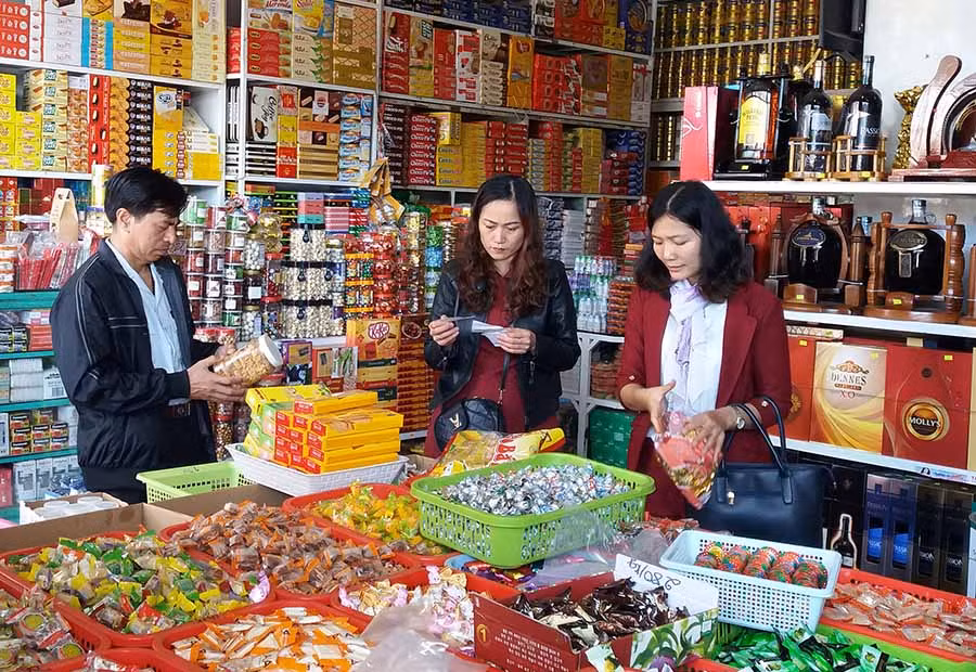 Tháng Hành động vì an toàn thực phẩm năm nay, ngành chức năng tạm dừng thanh-kiểm tra tuy nhiên sẽ tiến hành kiểm tra đột xuất khi có phản ánh của người dân hoặc chỉ đạo từ cấp trên. Ảnh: N.N Tháng Hành động vì an toàn thực phẩm năm nay, ngành chức năng tạm dừng thanh-kiểm tra tuy nhiên sẽ tiến hành kiểm tra đột xuất khi có phản ánh của người dân hoặc chỉ đạo từ cấp trên. Ảnh: N.N