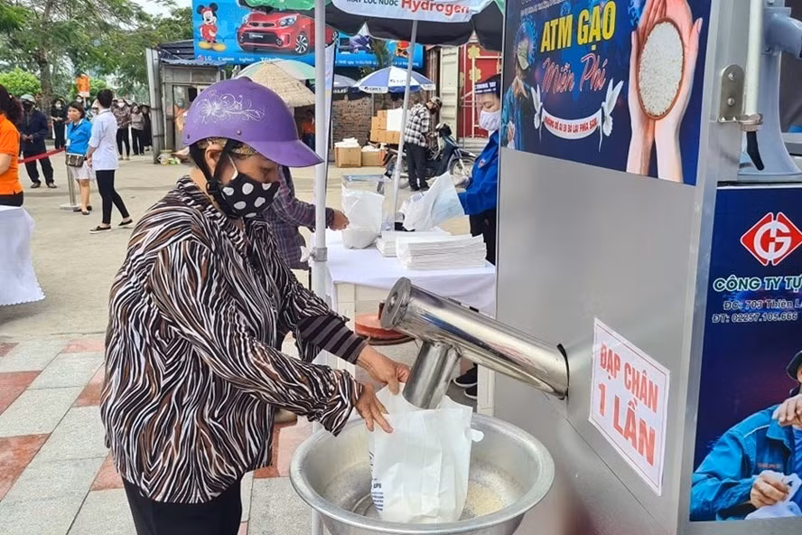 ATM gạo đầu tiên tại Hải Phòng. Ảnh Đặng Luân