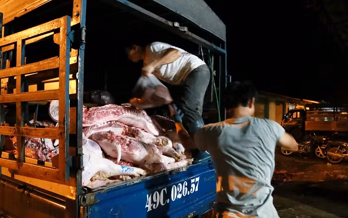 Theo các thương lái, giá thịt heocao là do giá heo hơi vẫn còn cao, trên 70.000 đồng/kg.