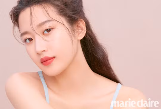Sau vai diễn ấn tượng trong The Great Seducer, Moon Ga Young trở lại màn ảnh nhỏ năm 2020 qua vai nữ chính song hành cùng đàn anh hơn cô 13 tuổi - Kim Dong Wook - ở bộ phim mang tên Find Me in Your Memory.