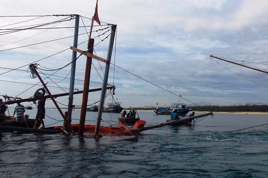 Chìm tàu trên vùng biển Lý Sơn, 3 ngư dân được ứng cứu kịp thời. Ảnh: Minh họa