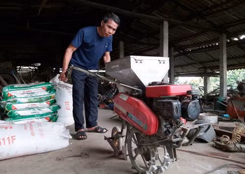Ông Nguyễn Văn Hoàn và chiếc máy gieo hạt “4 trong 1” vô cùng độc đáo. Ảnh: Minh Ngọc