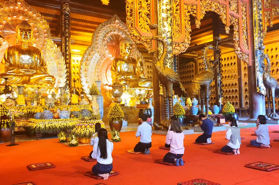 Khách tham quan, vãn cảnh tại chùa Bái Đính đầu giữ khoảng cách an toàn. Ảnh: NT