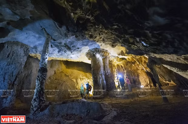 Hệ thống nhũ đá khổng lồ của động Thiên đường sẽ tạo cho du khách một cảm giác hiếu kỳ như đang được đi vào một thế giới khác lạ. (Ảnh: Tất Sơn)