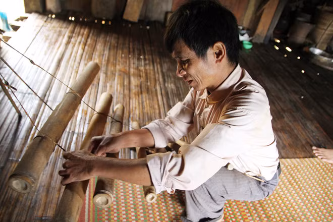  Cây đàn tre do ông Thập tự chế