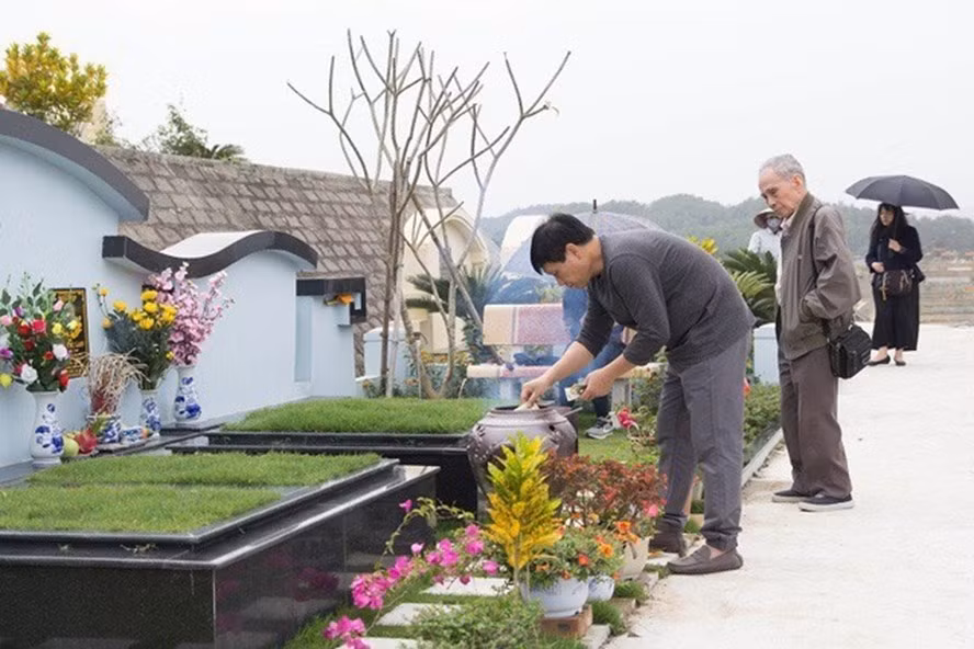 Các gia đình đi tảo mộ. Ảnh: PT Các gia đình đi tảo mộ. Ảnh: PT