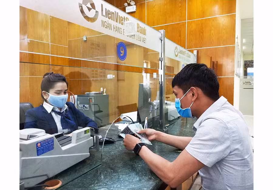  Ngân hàng Thương mại cổ phần Bưu điện Liên Việt tiếp tục triển khai gói hỗ trợ đặc biệt trị giá 10.000 tỷ đồng với mức lãi suất cho vay ưu đãi giảm tới 2%/năm. Ảnh: SƠN CA