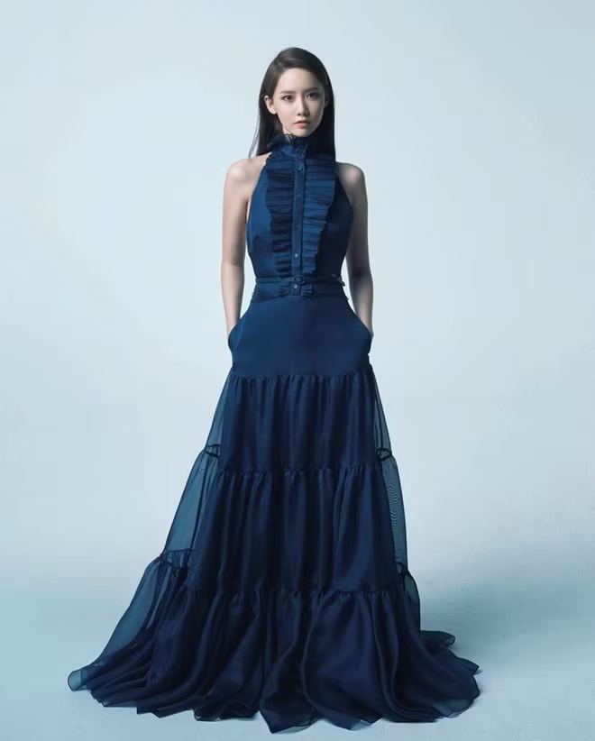 Yoona trong bộ váy màu xanh ngọc bích. Ảnh: L’OFFICIEL