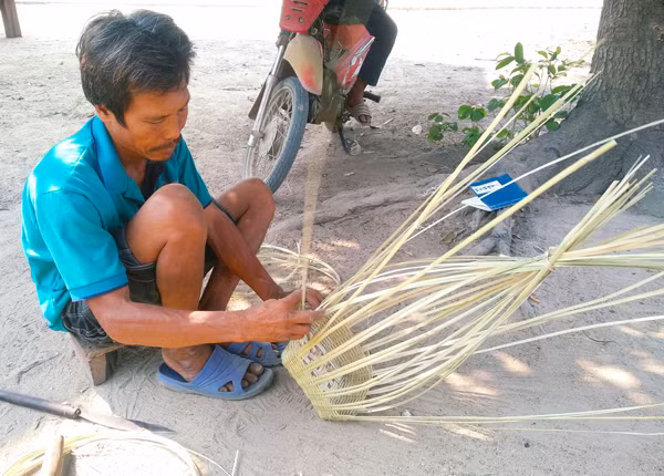 Ông Ksor Thăm (trú thôn Bah Leng, xã Ia Ma rơn, huyện Ia Pa) tỉ mỉ từng thao tác để đan chiếc gùi tre). Ảnh: R.H Ông Ksor Thăm (trú thôn Bah Leng, xã Ia Ma rơn, huyện Ia Pa) tỉ mỉ từng thao tác để đan chiếc gùi tre. Ảnh-R'Ô Hok (3). Ảnh: R.H