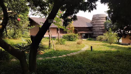 Khu vườn rộng nằm phía sau nhà.