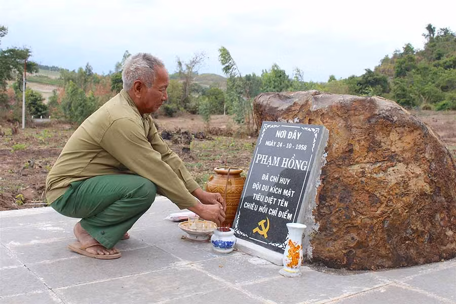 Ông Đinh Hiot thường xuyên đến thắp hương tưởng nhớ ông Phạm Hồng tại tấm bia ghi dấu sự kiện- Ảnh Hồng Thi
