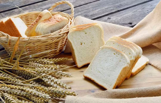 Bánh mì trắng: Giống như gạo trắng, bánh mì trắng gây táo bón do chứa nhiều tinh bột. Thay vì bánh mì trắng, hãy chọn những thực phẩm lành mạnh như ngũ cốc nguyên hạt.